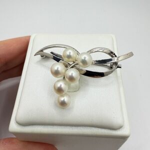 Vintage stamped MIKIMOTO Pearl and Sterling silver Brooch/Pin!